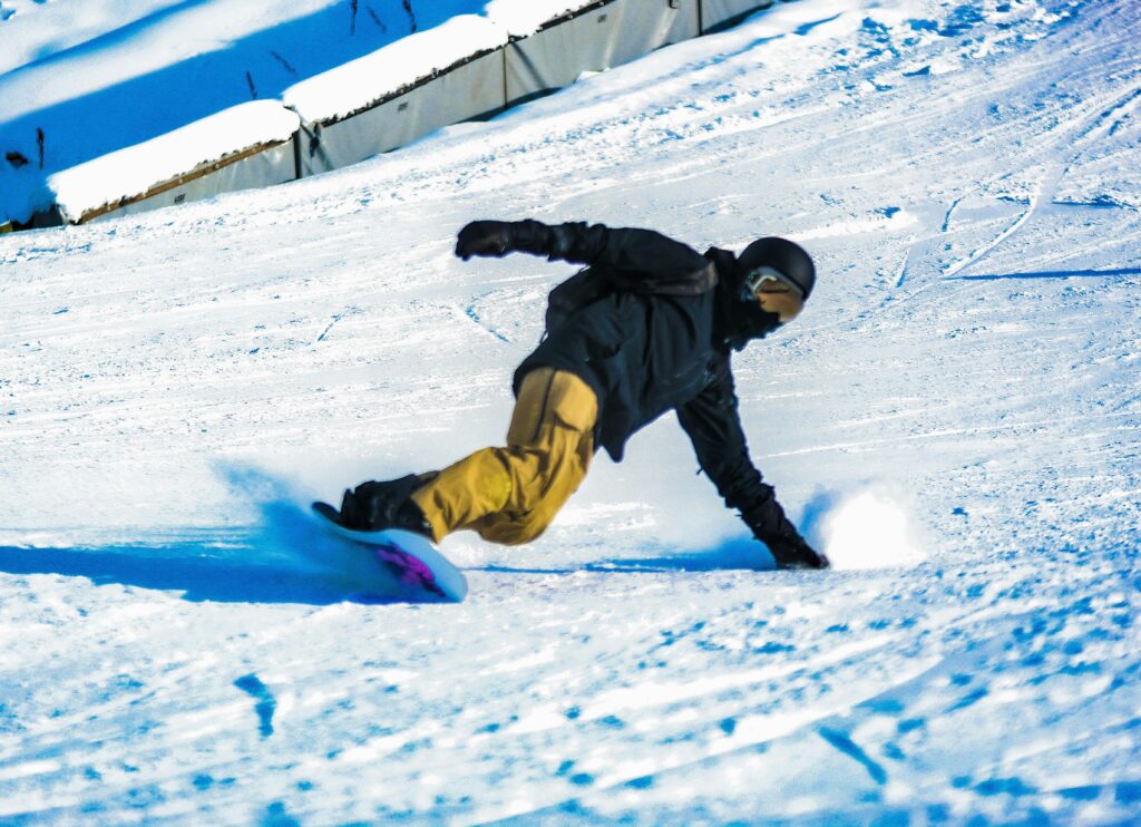 Člověk na snowboardu